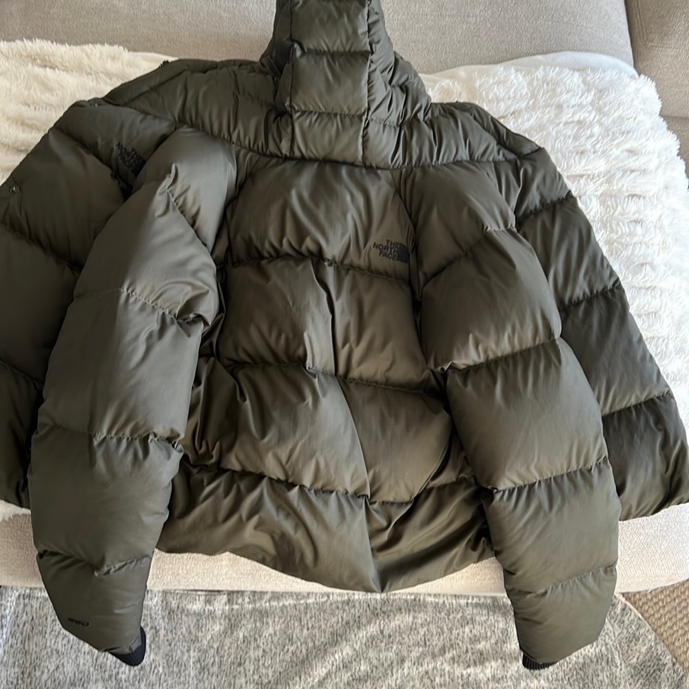 North Face Cropped Puffer Coat!! Good condition, just a few minor marks. Love